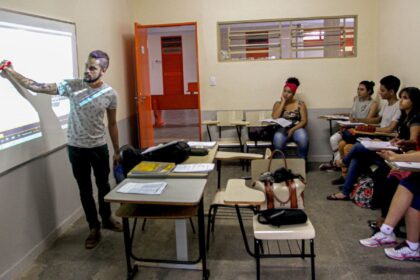 Pé-de-meia: nascidos em março e abril recebem hoje incentivo matrícula